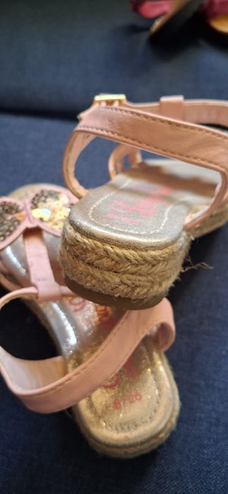 Bardzo ładne,nowe dziewczęce sandałki rozmiar 26.