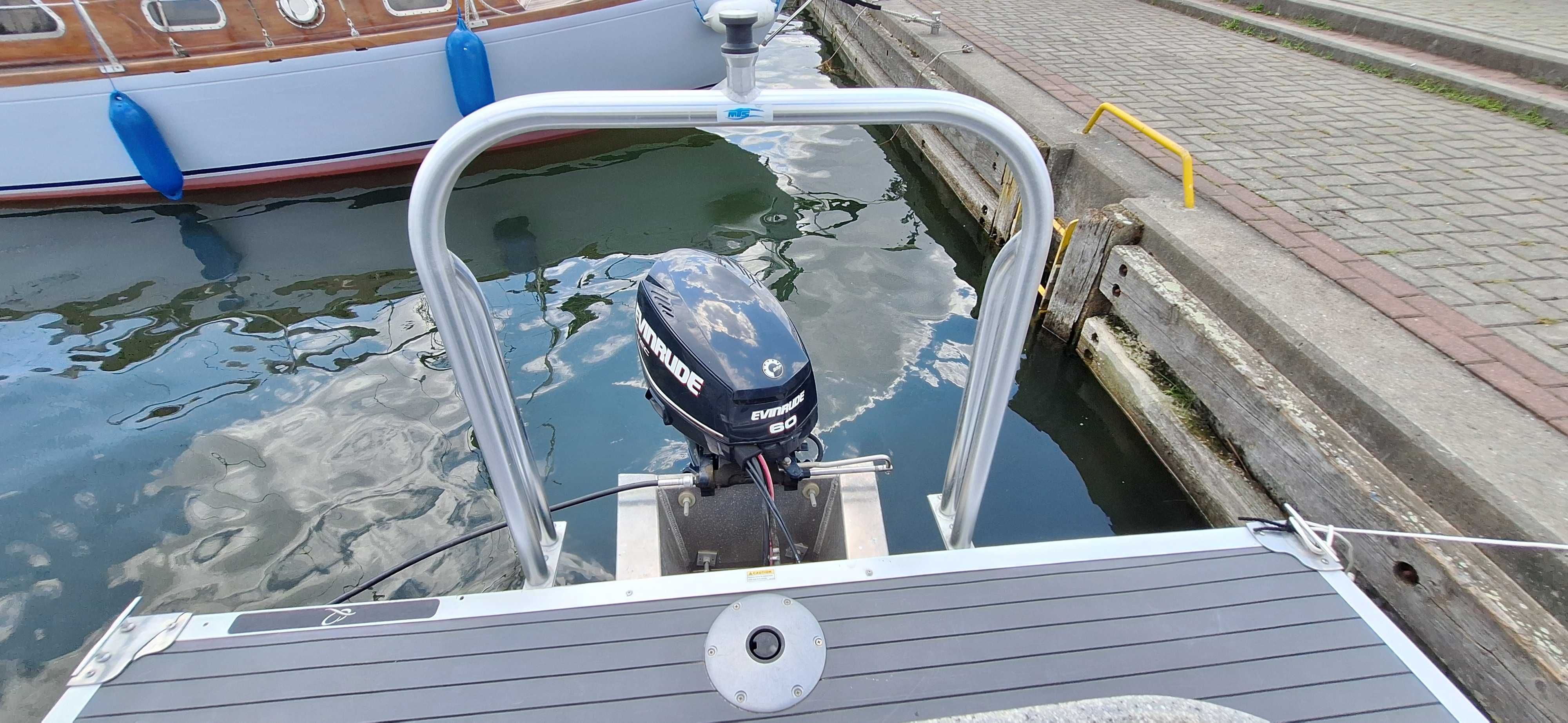 Łódź katamaran Qwest 818 LS 2016r Evinrude E-TEC 60KM