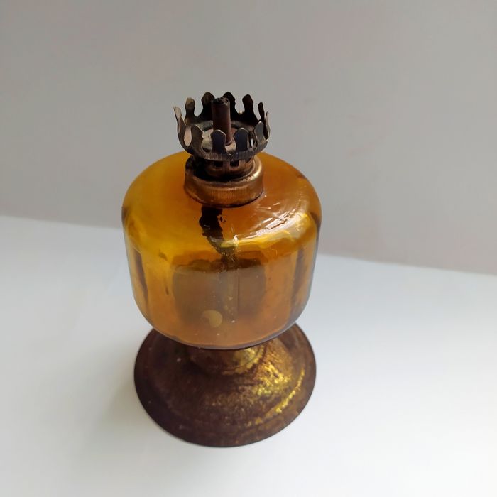 Lampa naftowa XIX w w kolorze bursztynu