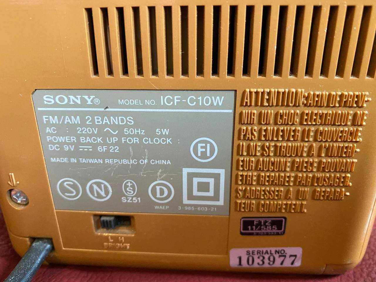 Винтажный радиоприемник Sony Модель ICF-C10W