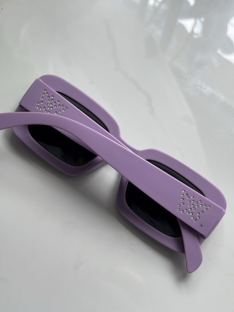 nowe lilijowe fioletowe modne okulary z błyszczącymi motylkami po boku