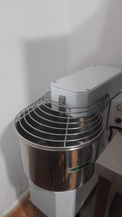 Amasadora , esticadora de massa  e bancada