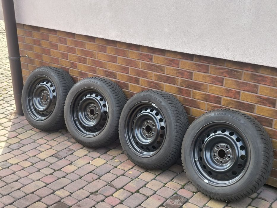 Opony zimowe Goodyear 205/55 R-16  wraz z felgami stalowymi