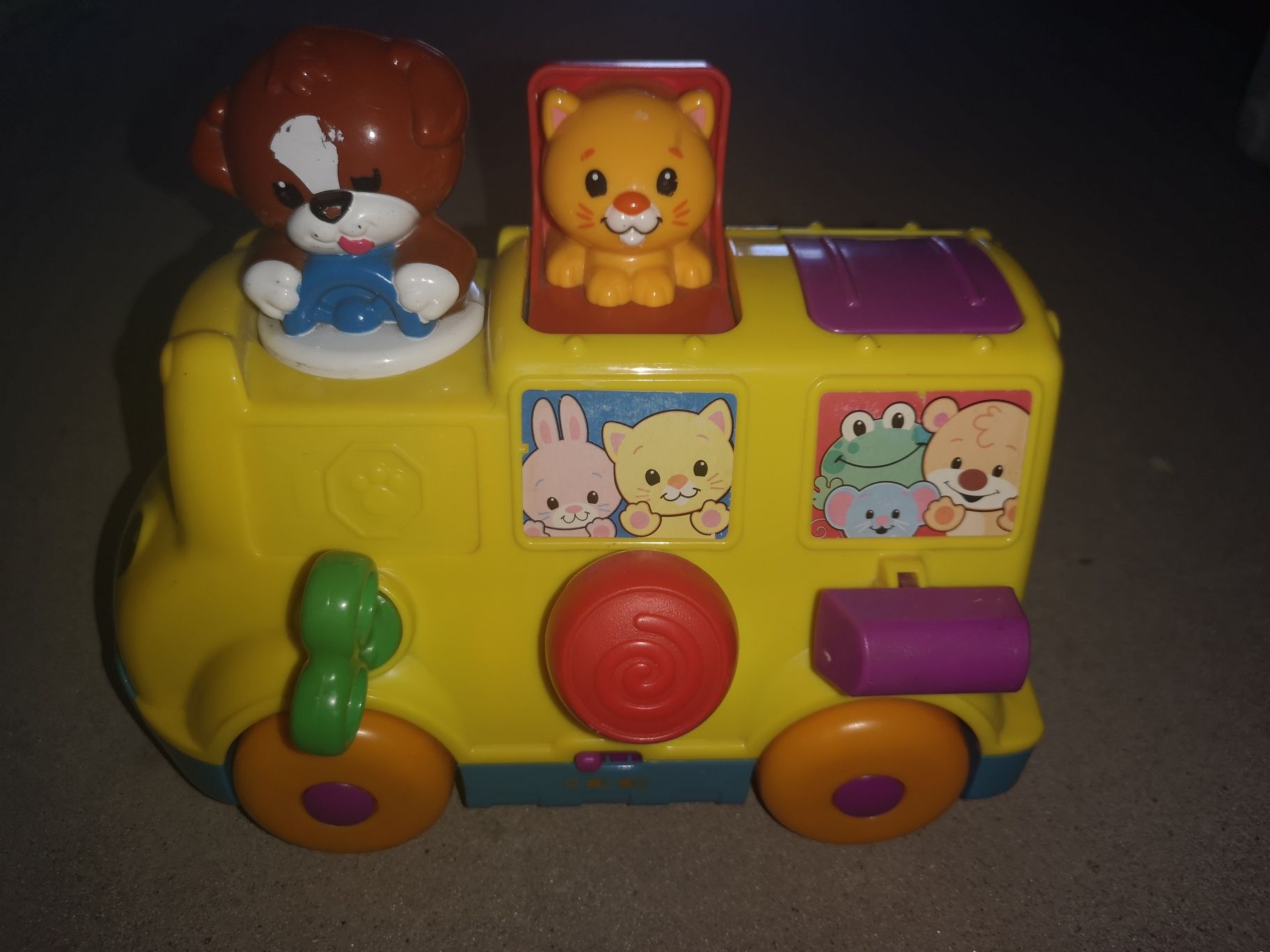 Samochodzik fisher price grający