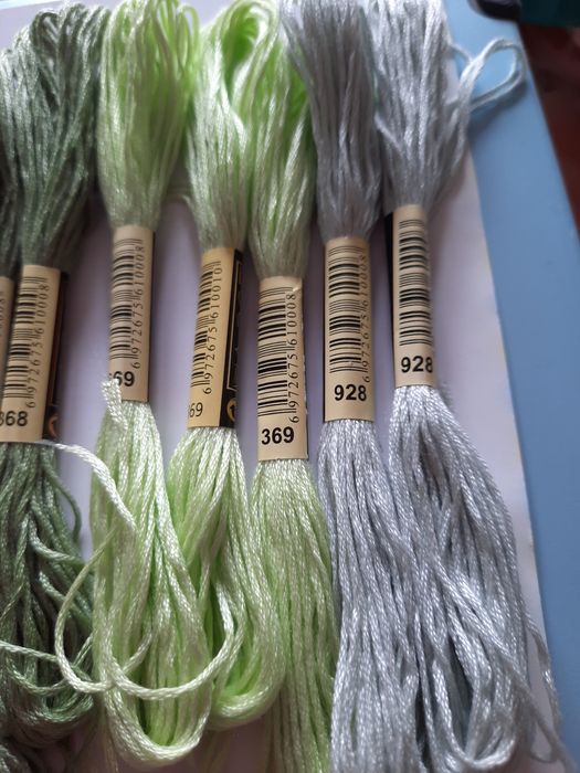 20 meadas de fio para bordados, ponto cruz e costura. 
Várias cores di