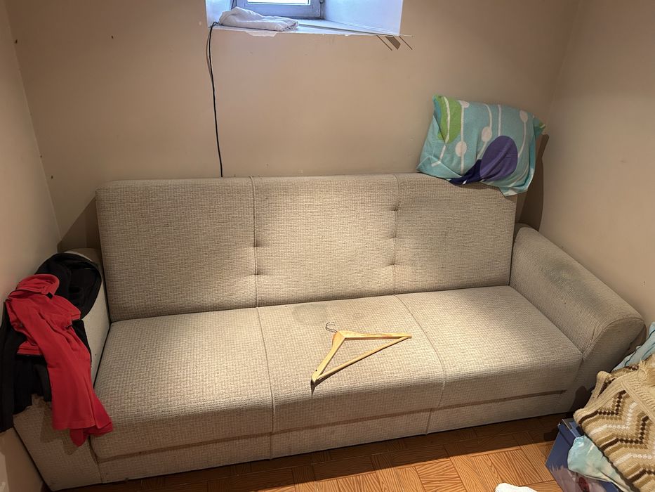 Sofá cama e baú bege em bom estado