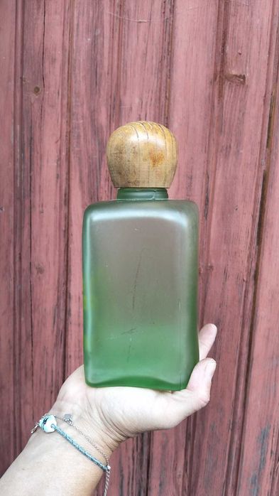 Garrafa Decorativa em Vidro Fosco Verde com Flores e Tampa em Madeira