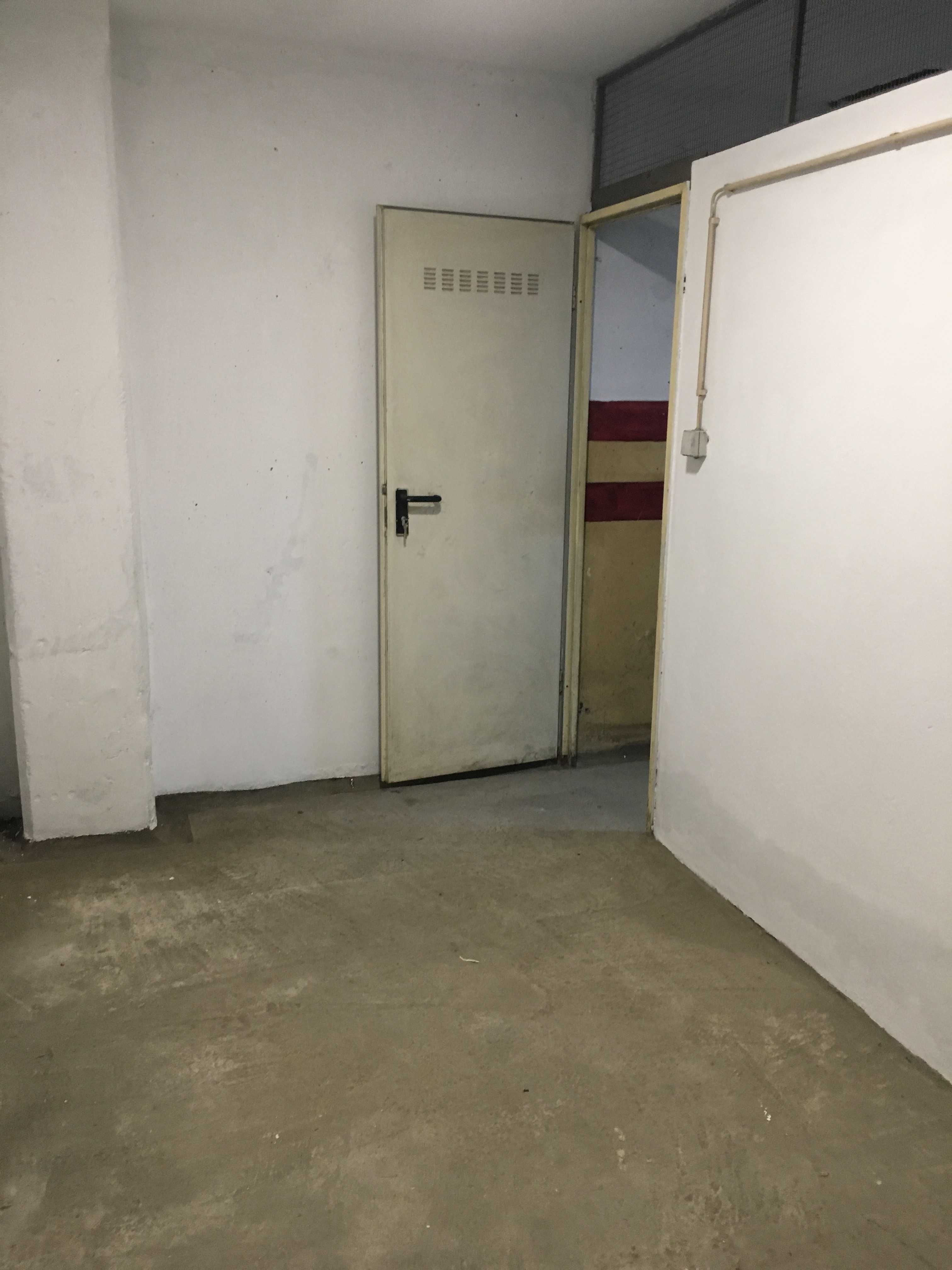 Lugar de garagem com Arrumos