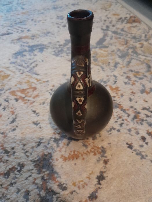 Gruziński wazonik gliniany