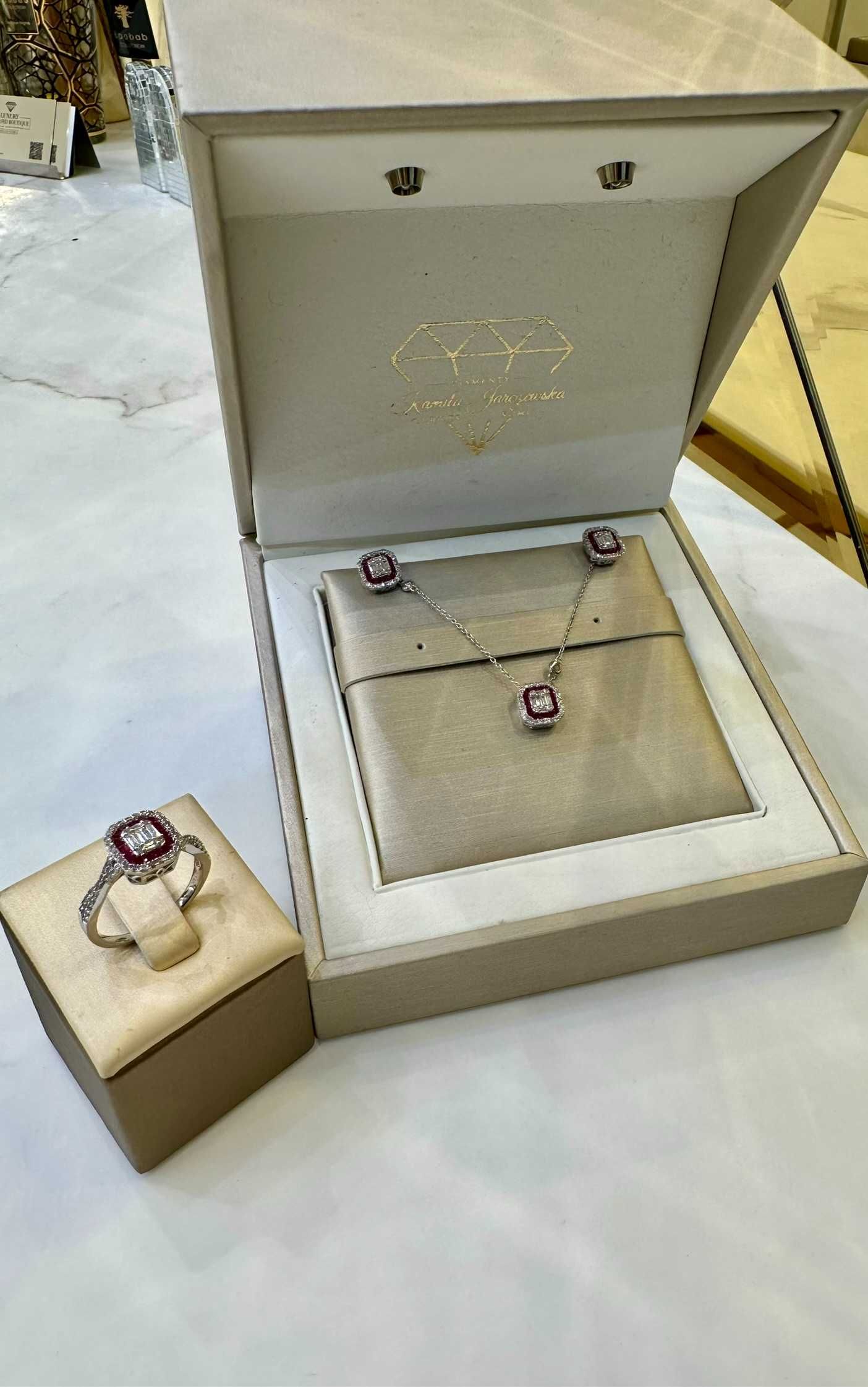 Naszyjnik wisiorek rubiny diamenty bagiety 0.85 Ct