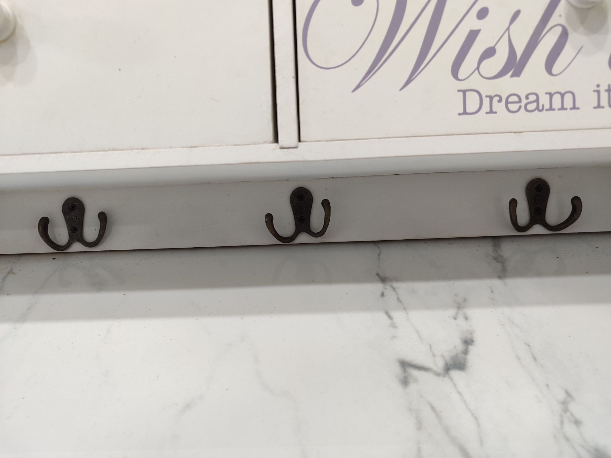 Armário branco com gavetas e cabides