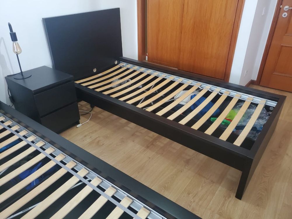 Camas individuais com mesa de cabeceira