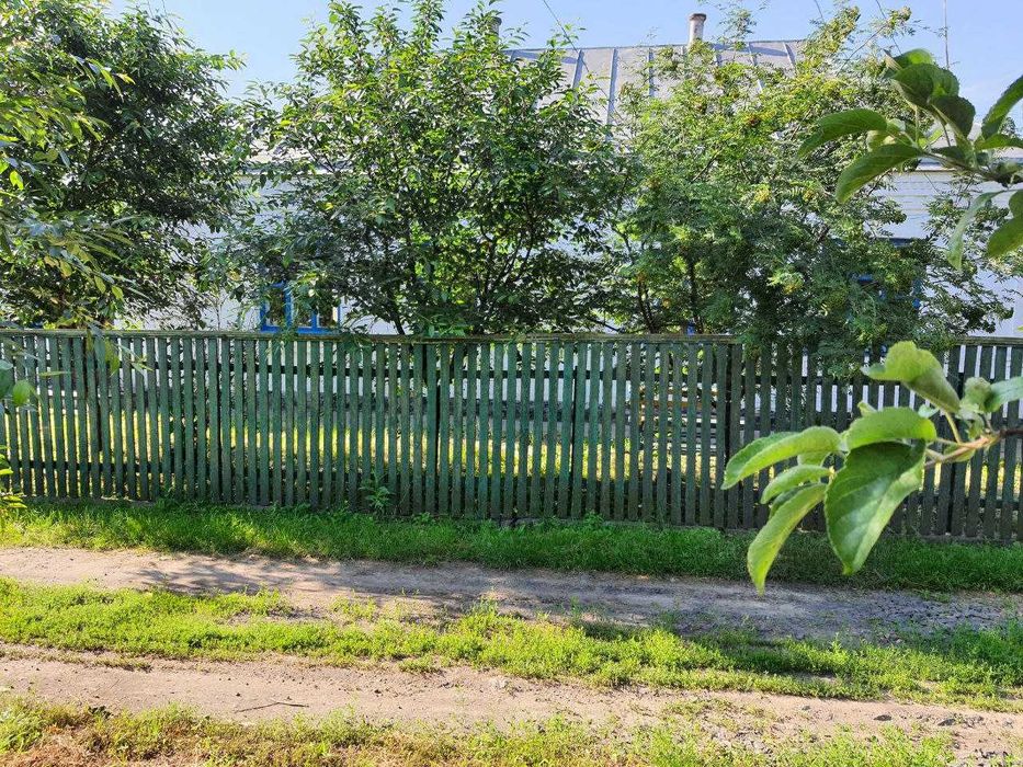 Продам будинок біля озера із земельною ділянкою (центр)