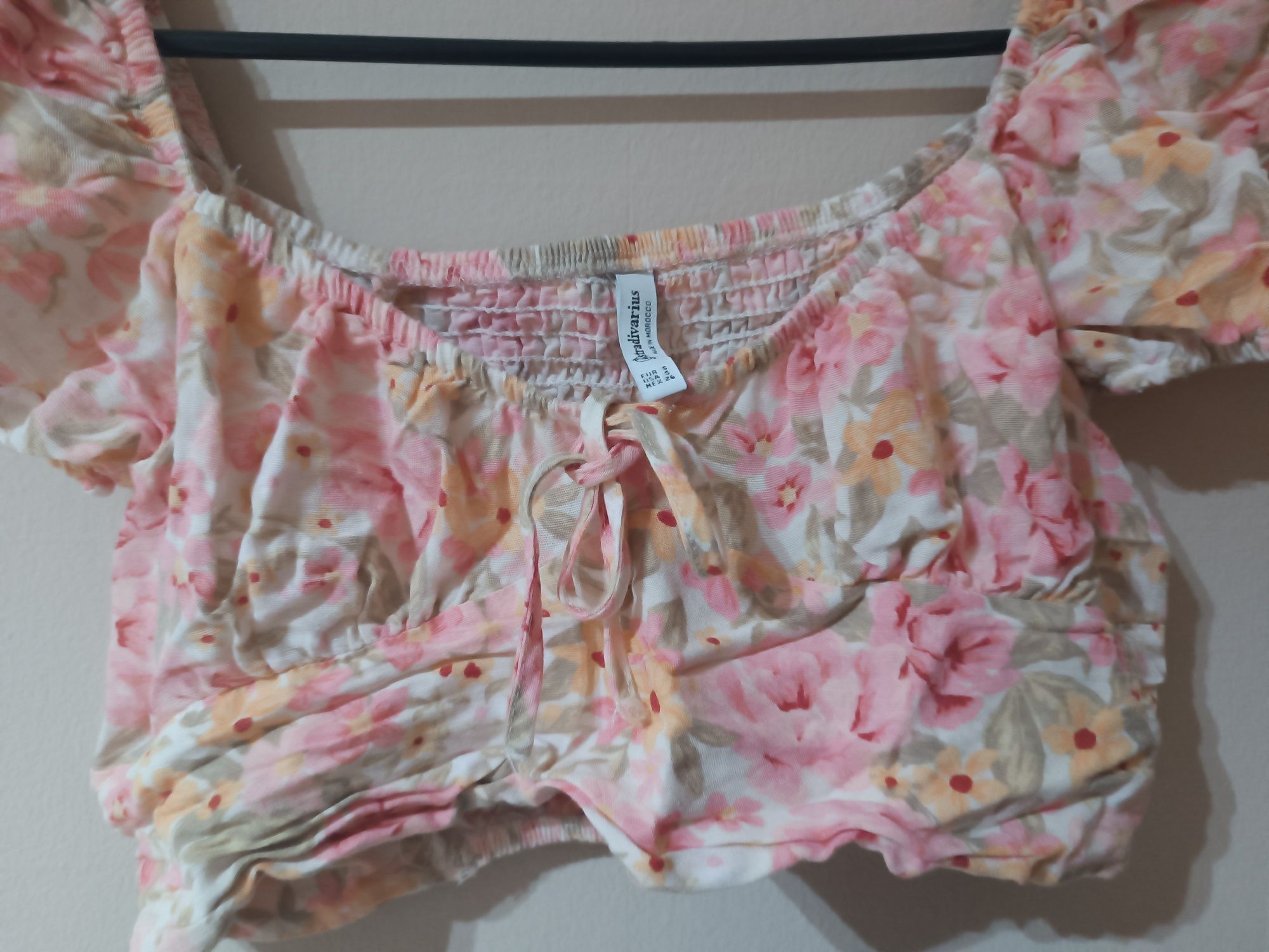 Top w kwiaty rękawy bufiaste Stradivarius
