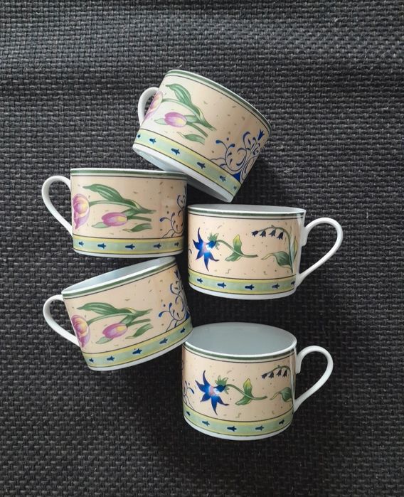 Komplet filiżanek w kwiaty 5 sztuk