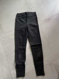 Czarne jeansy pushup Sinsay