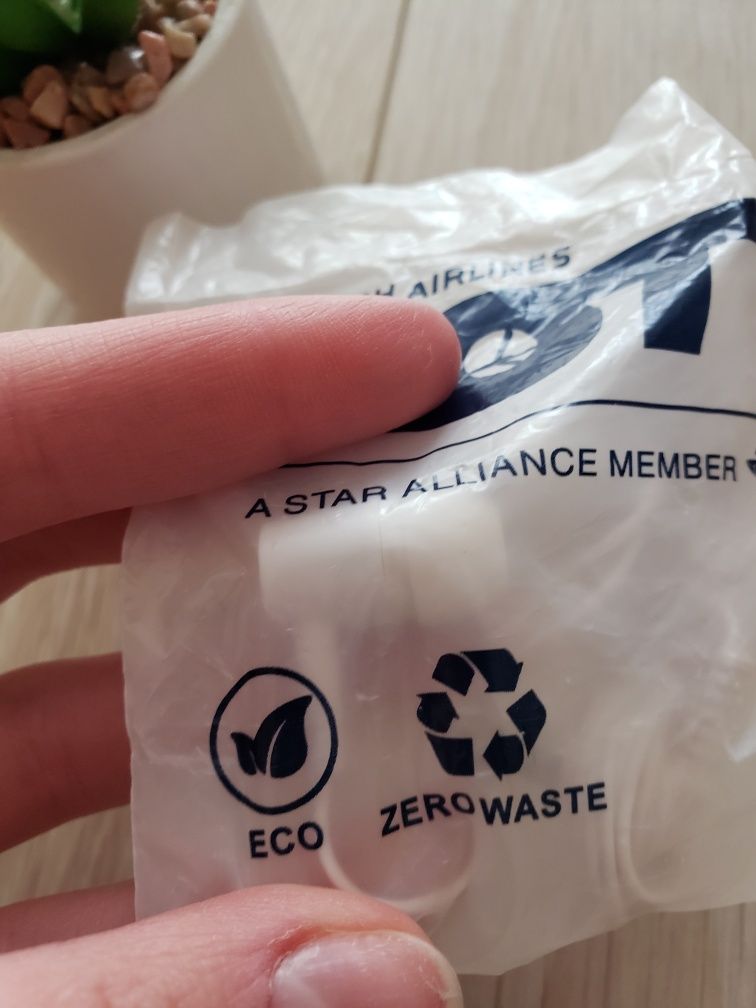 Nowe białe słuchawki przewodowe zapakowane w woreczku