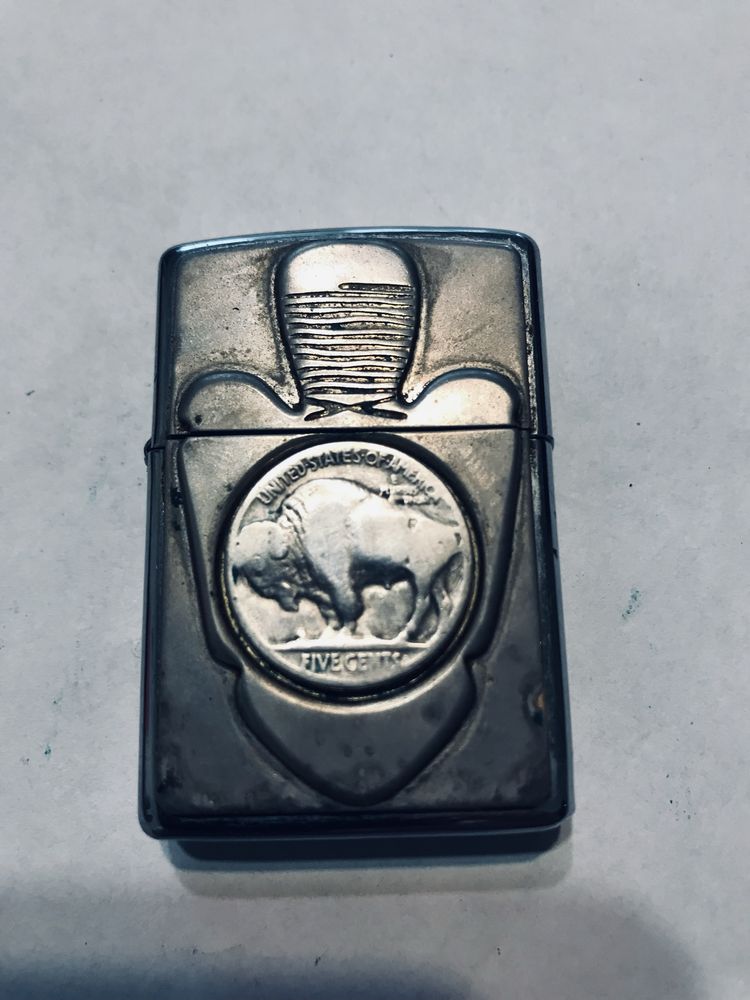 Бензиновая зажигалка Zippo с чехлом.