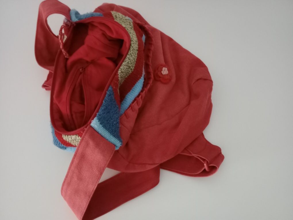 Mochila em tecido e crochê.