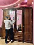 Продается большой шкаф из натурального дерева с зеркалами