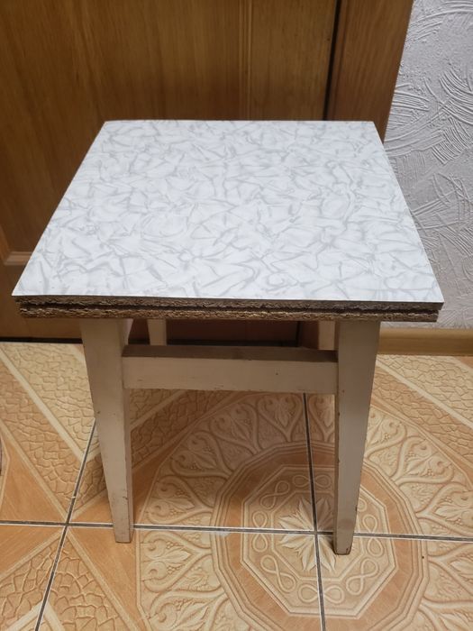 Табуретка крепкая, кресло  на колесах, стол