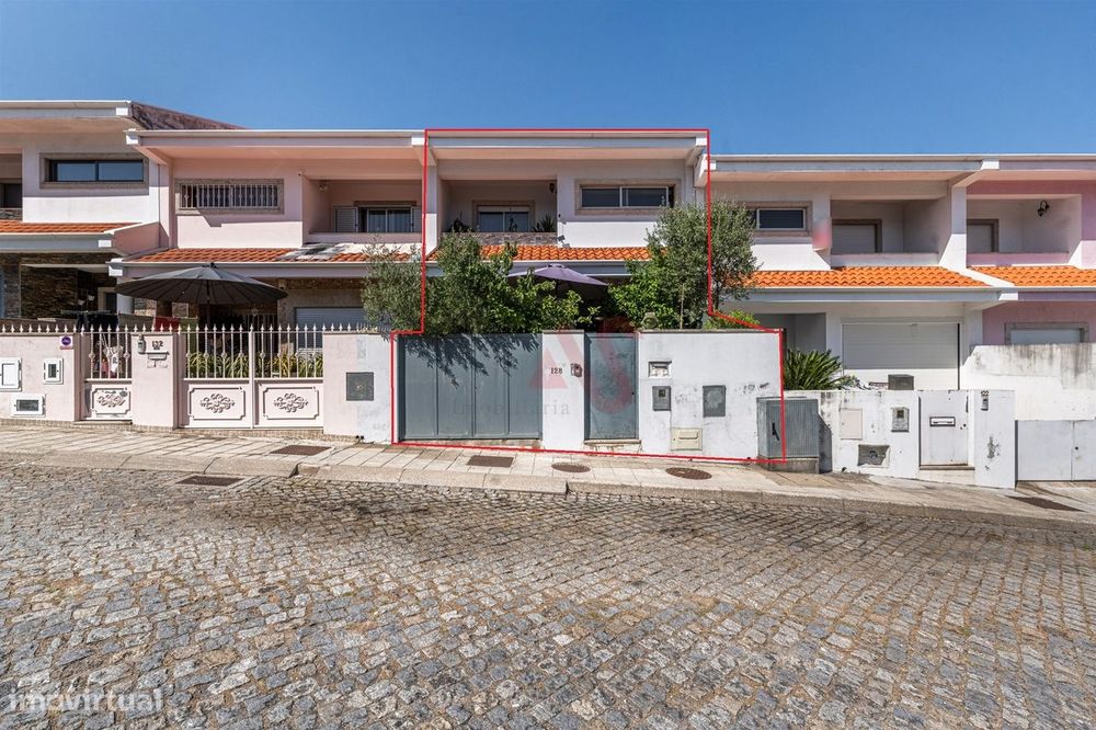 🏡 Moradia em Banda T3 + Armazém – Lustosa, Lousada