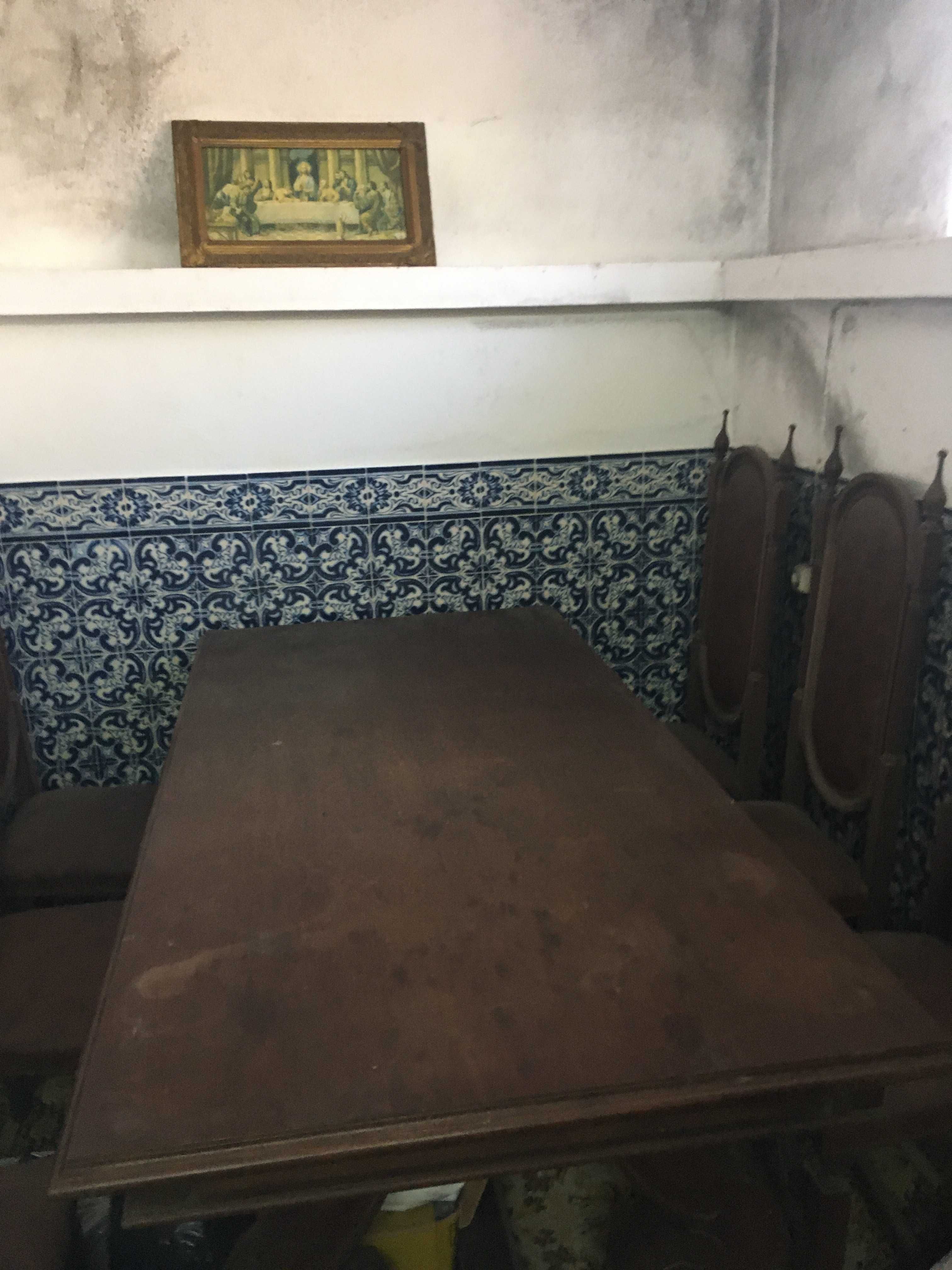 Mesa de estilo e 6 cadeiras.