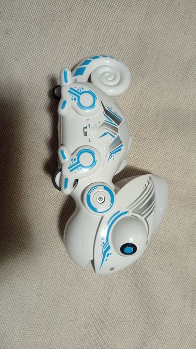 Робот-хамелеон. Іграшка.