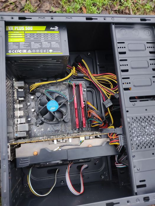 ПК тянет любые игры на высоких i3 8100 + 1070 8gb+ssd 256 16 ddr4