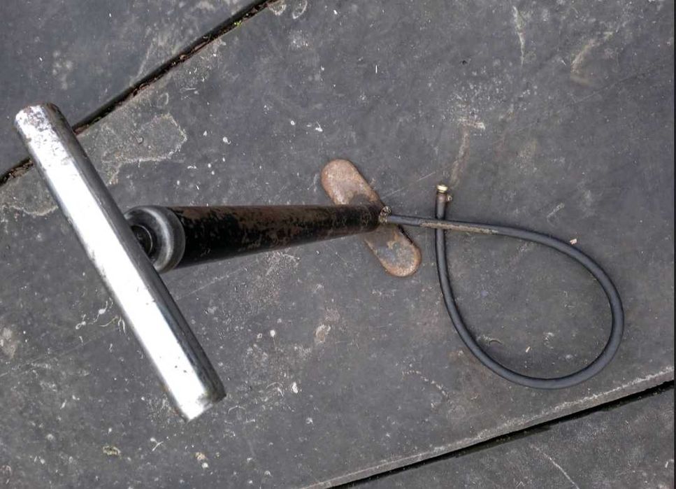 Насос для подкачки шин б/у в хорошем состоянии