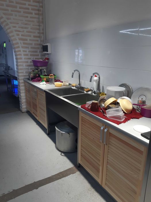 Торгівельні меблі ,для навчальних закл. сантехн. кабінки на замовлення