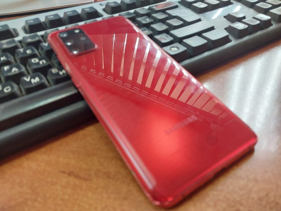 Samsung S20+ гарний стан