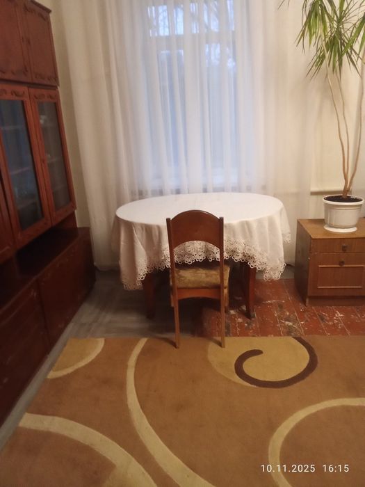 Здається кімната на Словʼянці