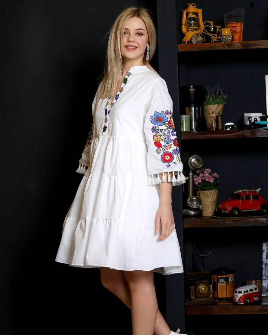Сукня з вишивкою