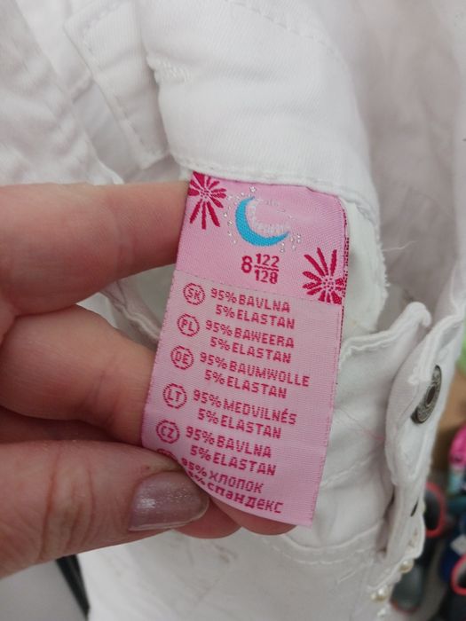 Białe spodenki na szelkach rozm. 122/128