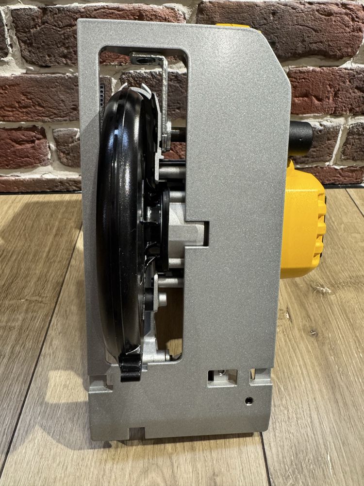 Аккумуляторная дисковая пила(паркетка) DeWalt DCS565