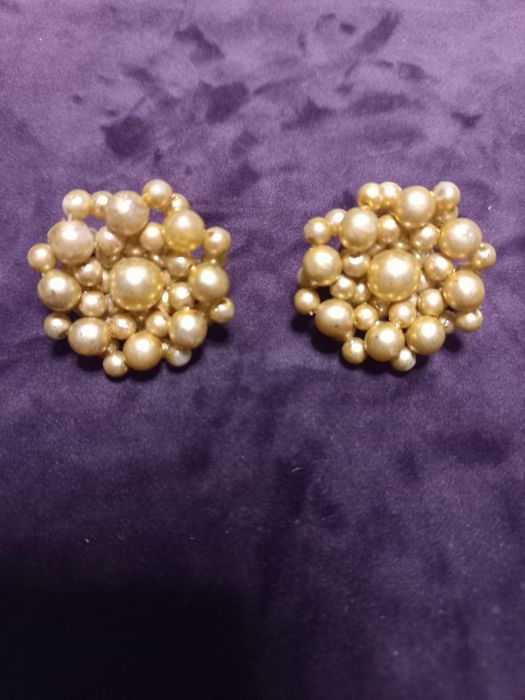 Клипсы чешские.Есть такие комплекты.