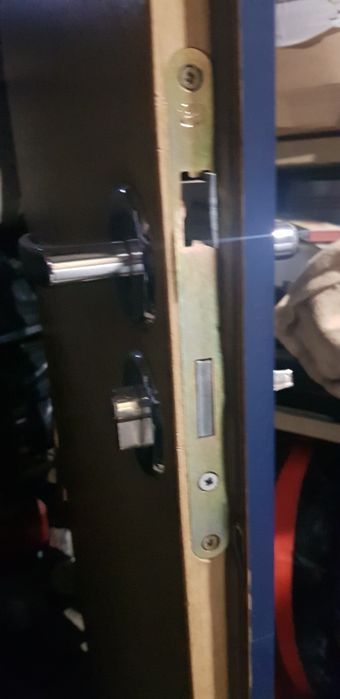 Drzwi wewnatrzklatkowe wejściowe z zamkami klamka kluczami