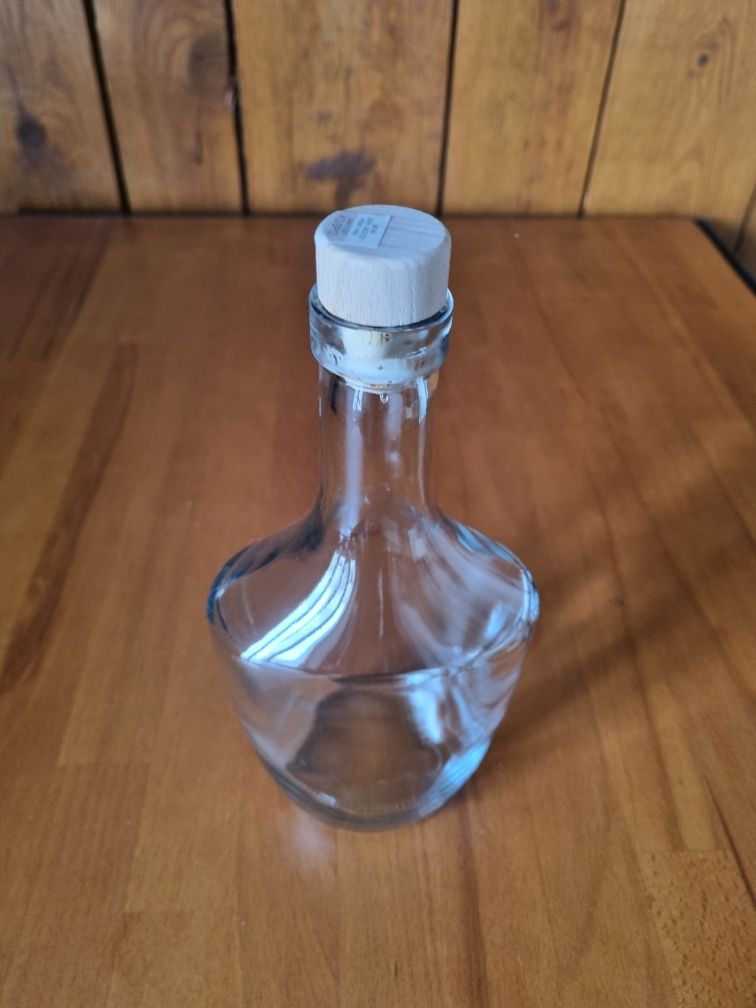 Szklana butelka z korkiem