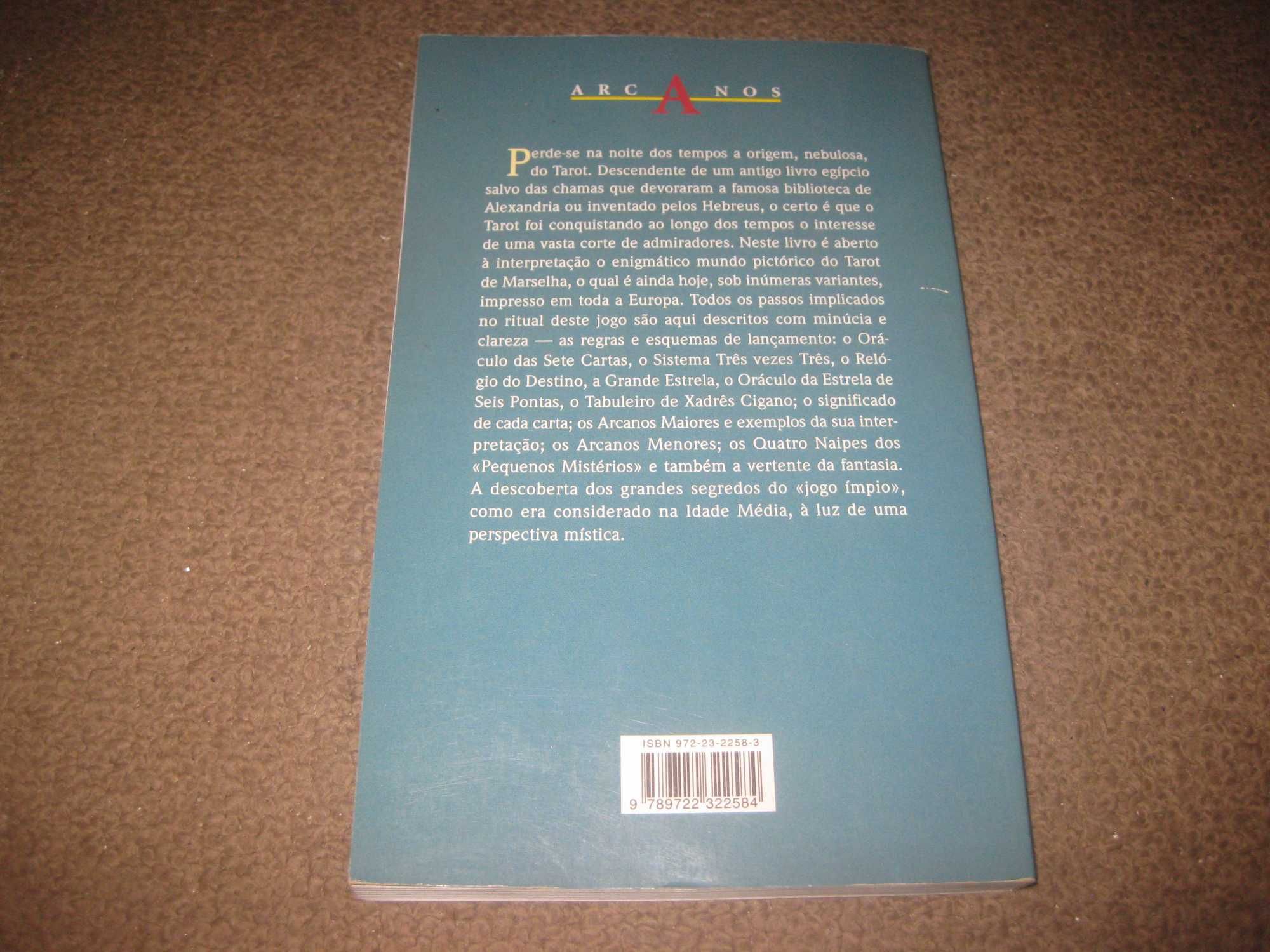 Livro "O Livro do Tarot" de Erika Sauer