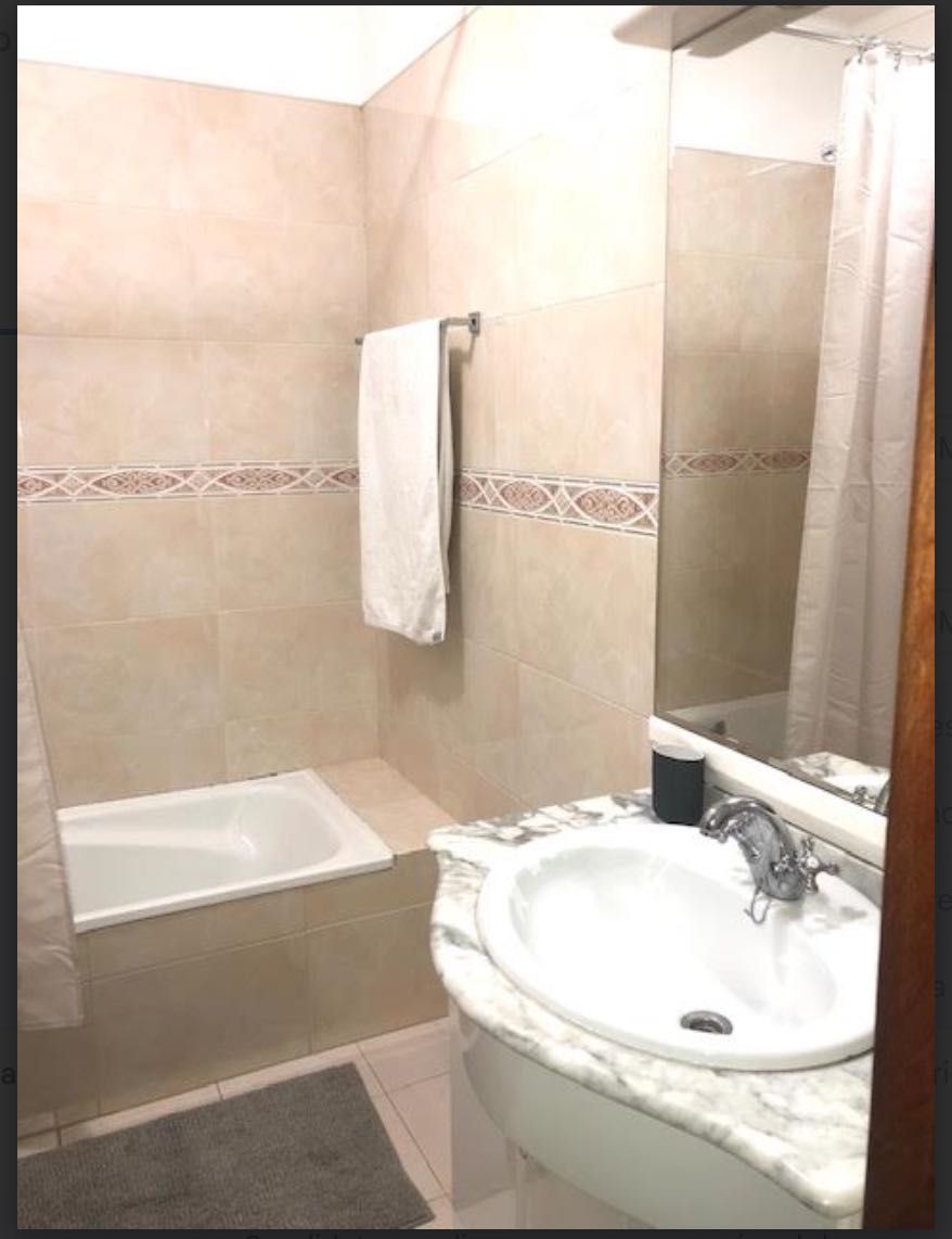 Quarto Sesimbra com muita luz, sossegado e varanda privativa.