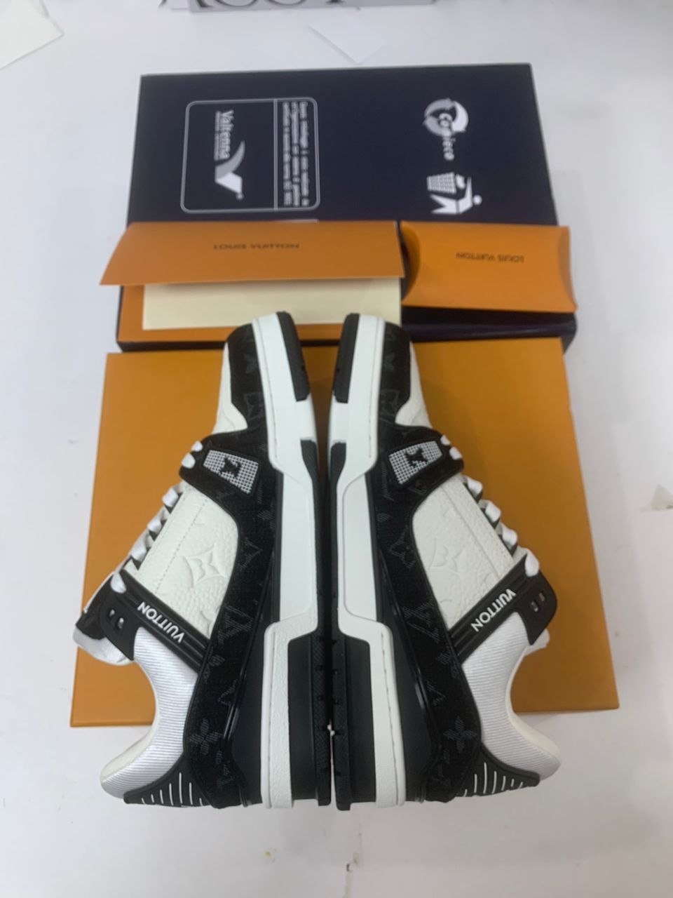 Louis Vuitton LV Branco Preto