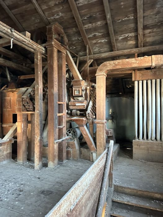 Старовинний млин, жорна, норія, металеві стержні,вали