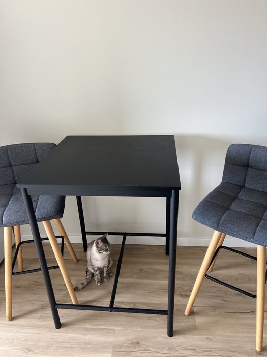 Mesa ikea preta + dois bancos altos