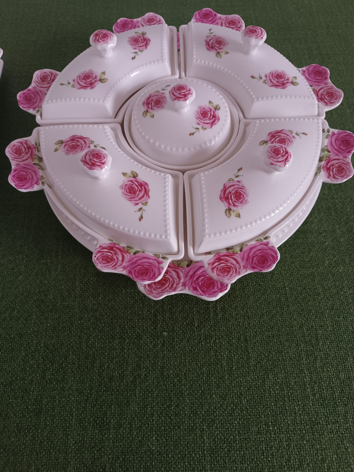 Ceramiczne pojemniki z motywem róż