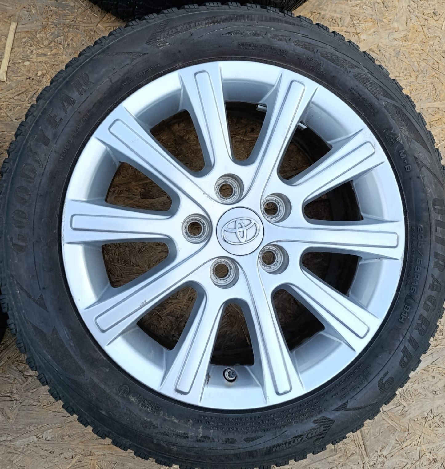 Felgi 16 5x114.3 Toyota Auris Corolla Avensis Camry Verso Rav4 ET45