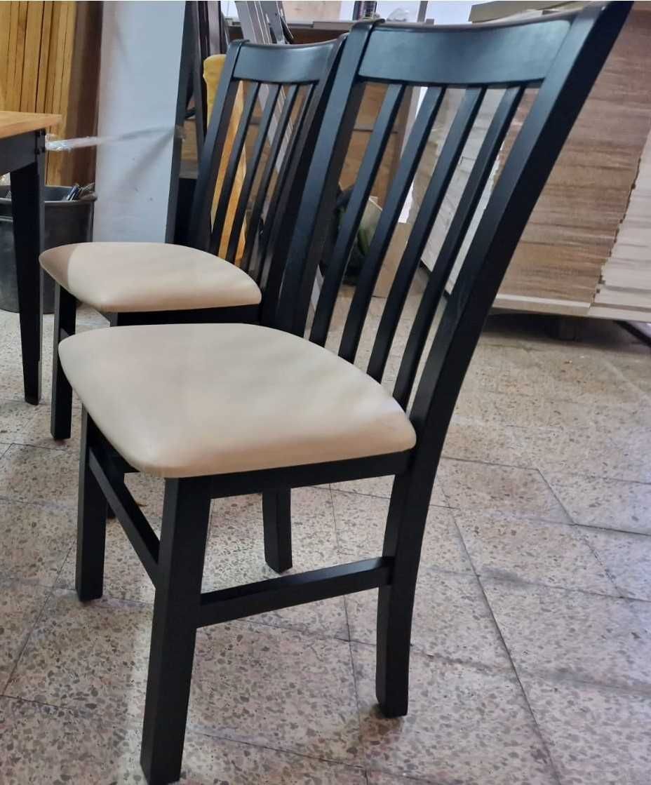 Conjunto mobiliário composto por mesa e cadeiras