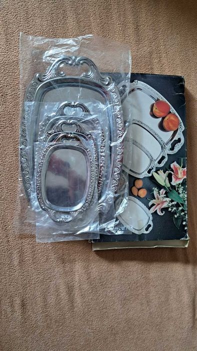 Zestaw metalowych tacek. Nowy