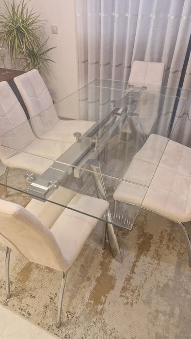 Mesa de jantar em vidro com cadeiras