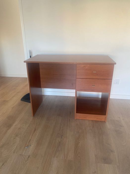 Vendo secretária com duas gavetas